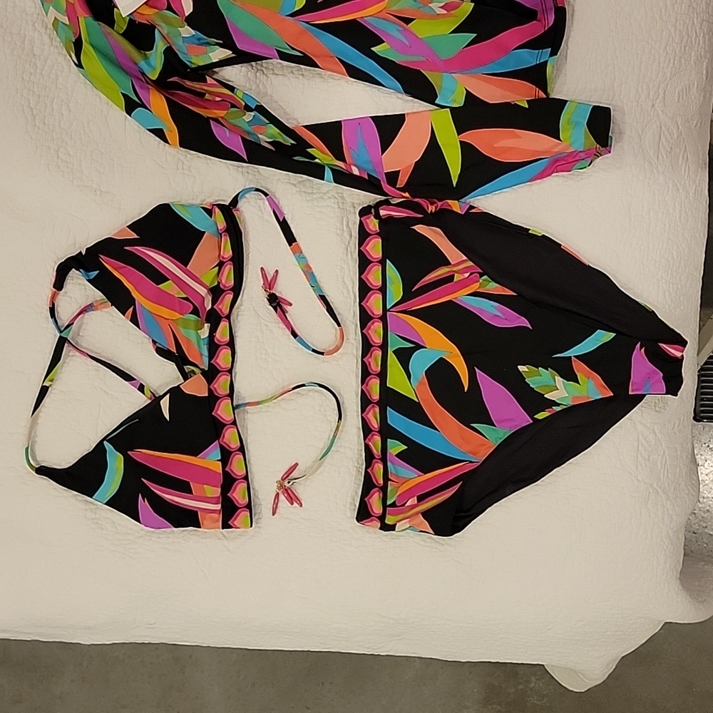 Trina Turk swim & spa collection swim suit and rash gaurd. Large. NWT. Reversabl - Picture 5 of 6